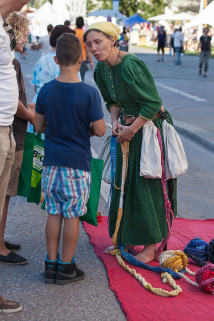 Bild Es existieren Berufe rund um das Geschichtenerzählen, wie Minnesänger, Historiker, Schauspieler usw.; Foto © Simone Naumann Storytelling ist die erste bekannte und bis in die Neuzeit angewendete Kommunikationsmethode. Dabei wurden Vorgehensweisen wie verbales Erzählen, Malerei, Skulpturen, von Musik begleitete Balladen oder Tänze verwendet.