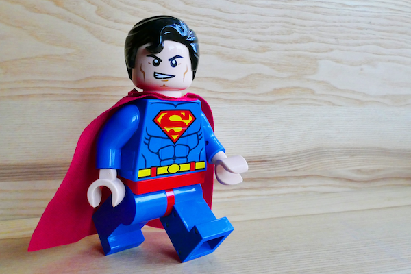 Helden wie Superman sind beliebt, da sie sich mutig und selbstlos für Wehrlose einsetzen und das Böse bekämpfen.