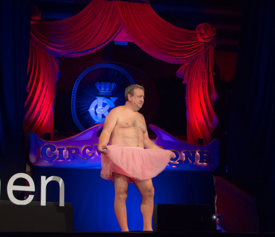 Bob Carey stellt auf der TEDx-Bühne in München sein "Tutu Projekt" vor.